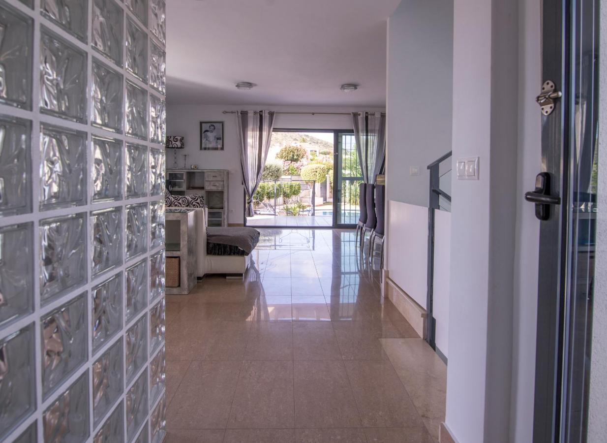 Moderna Con Piscina Villa *
