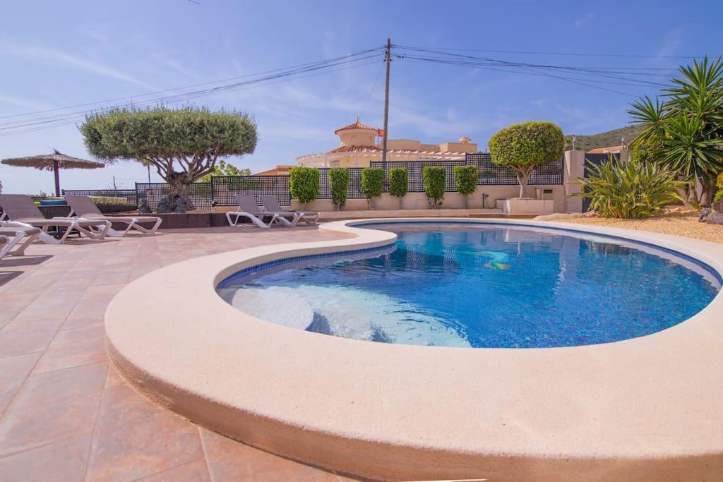 Moderna Con Piscina Willa *